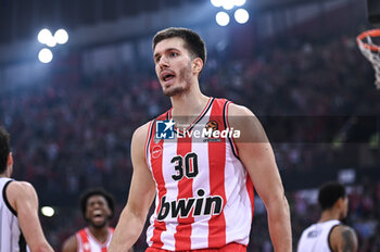 2024-03-07 - 30 Filip Petrusev of Olympiacos Piraeus is playing during the Euroleague, Round 28, match between Olympiacos Piraeus and Virtus Segafredo Bologna at Peace & Friendship Stadium on March 7, 2024, in Piraeus, Greece. - OLYMPIACOS BC VS VIRTUS SEGAFREDO BOLOGNA - EUROLEAGUE - BASKETBALL