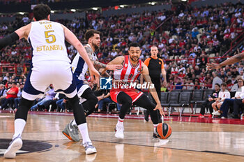 2024-04-12 - 1 Nigel Williams-Goss of Olympiacos Piraeus competing with 3 Scottie Wilbekin of Fenerbahce Beko Istanbul during the Euroleague, Round 34, match between Olympiacos Piraeus and Fenerbahce Beko Istanbul at Peace & Friendship Stadium on April 12, 2024, in Piraeus, Greece. - OLYMPIACOS PIRAEUS VS FENERBAHCE BEKO ISTANBUL - EUROLEAGUE - BASKETBALL