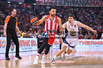 2024-04-12 - 1 Nigel Williams-Goss of Olympiacos Piraeus is playing during the Euroleague, Round 34, match between Olympiacos Piraeus and Fenerbahce Beko Istanbul at Peace & Friendship Stadium on April 12, 2024, in Piraeus, Greece. - OLYMPIACOS PIRAEUS VS FENERBAHCE BEKO ISTANBUL - EUROLEAGUE - BASKETBALL