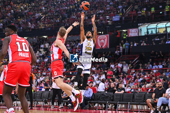 2024-04-12 - 27 Tyler Dorsey of Fenerbahce Beko Istanbul is playing during the Euroleague, Round 34, match between Olympiacos Piraeus and Fenerbahce Beko Istanbul at Peace & Friendship Stadium on April 12, 2024, in Piraeus, Greece. - OLYMPIACOS PIRAEUS VS FENERBAHCE BEKO ISTANBUL - EUROLEAGUE - BASKETBALL