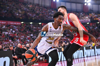 2024-04-12 - 11 Nigel Hayes-Davis of Fenerbahce Beko Istanbul competing with 25 Alec Peters of Olympiacos Piraeus during the Euroleague, Round 34, match between Olympiacos Piraeus and Fenerbahce Beko Istanbul at Peace & Friendship Stadium on April 12, 2024, in Piraeus, Greece. - OLYMPIACOS PIRAEUS VS FENERBAHCE BEKO ISTANBUL - EUROLEAGUE - BASKETBALL
