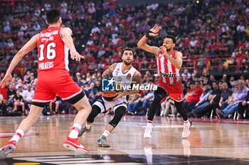 2024-04-12 - 3 Scottie Wilbekin of Fenerbahce Beko Istanbul competing with 1 Nigel Williams-Goss of Olympiacos Piraeus during the Euroleague, Round 34, match between Olympiacos Piraeus and Fenerbahce Beko Istanbul at Peace & Friendship Stadium on April 12, 2024, in Piraeus, Greece. - OLYMPIACOS PIRAEUS VS FENERBAHCE BEKO ISTANBUL - EUROLEAGUE - BASKETBALL
