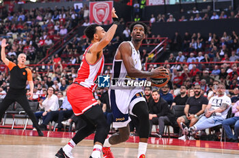 2024-04-12 - 11 Nigel Hayes-Davis of Fenerbahce Beko Istanbul competing with 1 Nigel Williams-Goss of Olympiacos Piraeus during the Euroleague, Round 34, match between Olympiacos Piraeus and Fenerbahce Beko Istanbul at Peace & Friendship Stadium on April 12, 2024, in Piraeus, Greece. - OLYMPIACOS PIRAEUS VS FENERBAHCE BEKO ISTANBUL - EUROLEAGUE - BASKETBALL
