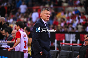 2024-04-12 - Head Coach Saras Jasikevicius of Fenerbahce Beko Istanbul during the Euroleague, Round 34, match between Olympiacos Piraeus and Fenerbahce Beko Istanbul at Peace & Friendship Stadium on April 12, 2024, in Piraeus, Greece. - OLYMPIACOS PIRAEUS VS FENERBAHCE BEKO ISTANBUL - EUROLEAGUE - BASKETBALL