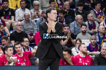 24/04/2024 - Georgios Bartzokas Head coach of Olympiacos during the Turkish Airlines EuroLeague basketball match between FC Barcelona and Olympiacos Piraeus on April 24, 2024 at Palau Blaugrana in Barcelona, Spain - BASKETBALL - EUROLEAGUE - BARCELONA V OLYMPIACOS PIRAEUS - EUROLEAGUE - BASKET
