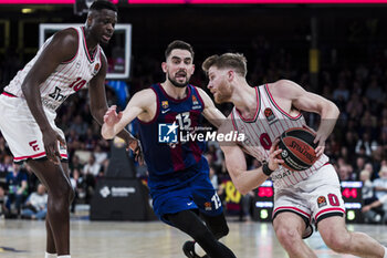 24/04/2024 - Thomas Walkup of Olympiacos and Tomas Satoransky of FC Barcelona during the Turkish Airlines EuroLeague basketball match between FC Barcelona and Olympiacos Piraeus on April 24, 2024 at Palau Blaugrana in Barcelona, Spain - BASKETBALL - EUROLEAGUE - BARCELONA V OLYMPIACOS PIRAEUS - EUROLEAGUE - BASKET