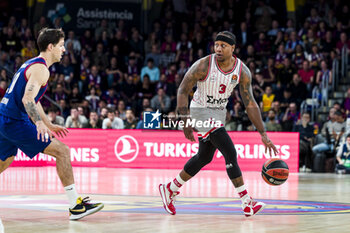 24/04/2024 - Isaiah Canaan of Olympiacos during the Turkish Airlines EuroLeague basketball match between FC Barcelona and Olympiacos Piraeus on April 24, 2024 at Palau Blaugrana in Barcelona, Spain - BASKETBALL - EUROLEAGUE - BARCELONA V OLYMPIACOS PIRAEUS - EUROLEAGUE - BASKET
