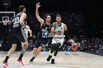 2024-10-15 - Deividas Sirvydis (Zalgiris) in action thwarted by Alessandro Pajola (Virtus Bologna) during the basketball Turkish Airlines Euroleague match between Virtus Segafredo Bologna and Zalgiris Kaunas at the Unipol Arena, Casalecchio (Bologna), Italy, October 15, 2024 - photo: Michele Nucci - SEGAFREDO VIRTUS BOLOGNA VS ZALGIRIS KAUNAS - EUROLEAGUE - BASKETBALL