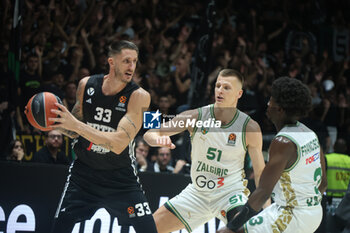 2024-10-15 - Achille Polonara (Virtus Bologna) in action thwarted by Arnas Butkevicius (Zalgiris) during the basketball Turkish Airlines Euroleague match between Virtus Segafredo Bologna and Zalgiris Kaunas at the Unipol Arena, Casalecchio (Bologna), Italy, October 15, 2024 - photo: Michele Nucci - SEGAFREDO VIRTUS BOLOGNA VS ZALGIRIS KAUNAS - EUROLEAGUE - BASKETBALL