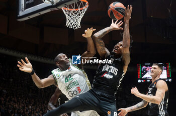 2024-10-15 - Bryant Dunston (Zalgiris) c\Will Clyburn (Virtus Bologna) during the basketball Turkish Airlines Euroleague match between Virtus Segafredo Bologna and Zalgiris Kaunas at the Unipol Arena, Casalecchio (Bologna), Italy, October 15, 2024 - photo: Michele Nucci - SEGAFREDO VIRTUS BOLOGNA VS ZALGIRIS KAUNAS - EUROLEAGUE - BASKETBALL