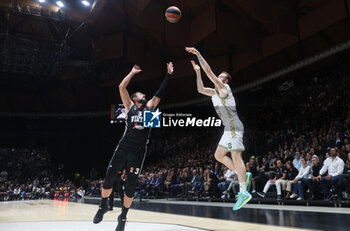 2024-10-15 - Ignas Brazdeikis (Zalgiris) in action thwarted by Marco Belinelli (Virtus Bologna) during the basketball Turkish Airlines Euroleague match between Virtus Segafredo Bologna and Zalgiris Kaunas at the Unipol Arena, Casalecchio (Bologna), Italy, October 15, 2024 - photo: Michele Nucci - SEGAFREDO VIRTUS BOLOGNA VS ZALGIRIS KAUNAS - EUROLEAGUE - BASKETBALL