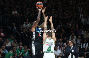 2024-10-15 - Will Clyburn (Virtus Bologna) in action thwarted by Lukas Lekavicius (Zalgiris) during the basketball Turkish Airlines Euroleague match between Virtus Segafredo Bologna and Zalgiris Kaunas at the Unipol Arena, Casalecchio (Bologna), Italy, October 15, 2024 - photo: Michele Nucci - SEGAFREDO VIRTUS BOLOGNA VS ZALGIRIS KAUNAS - EUROLEAGUE - BASKETBALL