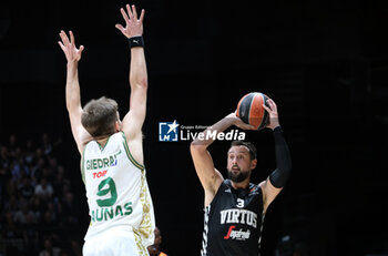 2024-10-15 - Marco Belinelli (Virtus Bologna) in action thwarted by Dovydas Giedraitis (Zalgiris) during the basketball Turkish Airlines Euroleague match between Virtus Segafredo Bologna and Zalgiris Kaunas at the Unipol Arena, Casalecchio (Bologna), Italy, October 15, 2024 - photo: Michele Nucci - SEGAFREDO VIRTUS BOLOGNA VS ZALGIRIS KAUNAS - EUROLEAGUE - BASKETBALL