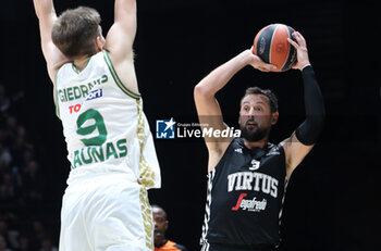 2024-10-15 - Marco Belinelli (Virtus Bologna) in action thwarted by Dovydas Giedraitis (Zalgiris) during the basketball Turkish Airlines Euroleague match between Virtus Segafredo Bologna and Zalgiris Kaunas at the Unipol Arena, Casalecchio (Bologna), Italy, October 15, 2024 - photo: Michele Nucci - SEGAFREDO VIRTUS BOLOGNA VS ZALGIRIS KAUNAS - EUROLEAGUE - BASKETBALL