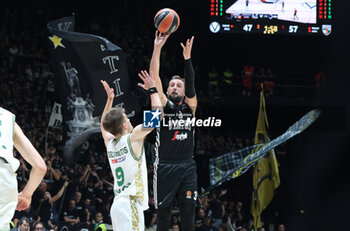 2024-10-15 - Marco Belinelli (Virtus Bologna) in action thwarted by Dovydas Giedraitis (Zalgiris) during the basketball Turkish Airlines Euroleague match between Virtus Segafredo Bologna and Zalgiris Kaunas at the Unipol Arena, Casalecchio (Bologna), Italy, October 15, 2024 - photo: Michele Nucci - SEGAFREDO VIRTUS BOLOGNA VS ZALGIRIS KAUNAS - EUROLEAGUE - BASKETBALL