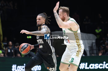 2024-10-15 - Daniel Hackett (Virtus Bologna) (L) in action thwarted by Ignas Brazdeikis (Zalgiris) during the basketball Turkish Airlines Euroleague match between Virtus Segafredo Bologna and Zalgiris Kaunas at the Unipol Arena, Casalecchio (Bologna), Italy, October 15, 2024 - photo: Michele Nucci - SEGAFREDO VIRTUS BOLOGNA VS ZALGIRIS KAUNAS - EUROLEAGUE - BASKETBALL