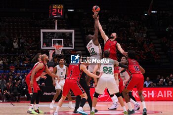 2024-10-17 - Bryant Dunston (Zalgiris Kaunas) & Nikola Mirotic (EA7 Emporio Armani Olimpia Milano) - EA7 EMPORIO ARMANI MILANO VS ZALGIRIS KAUNAS - EUROLEAGUE - BASKETBALL