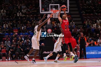 2024-10-17 - Shavon Shields (EA7 Emporio Armani Olimpia Milano) 3 points shoot - EA7 EMPORIO ARMANI MILANO VS ZALGIRIS KAUNAS - EUROLEAGUE - BASKETBALL