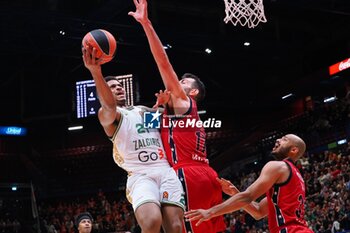 2024-10-17 - Matthew Mitchell (Zalgiris Kaunas) & Giampaolo Ricci (EA7 Emporio Armani Olimpia Milano) - EA7 EMPORIO ARMANI MILANO VS ZALGIRIS KAUNAS - EUROLEAGUE - BASKETBALL