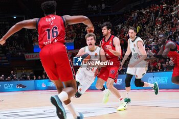 2024-10-17 - Dovydas Giedraitis (Zalgiris Kaunas) & Zack LeDay (EA7 Emporio Armani Olimpia Milano) - EA7 EMPORIO ARMANI MILANO VS ZALGIRIS KAUNAS - EUROLEAGUE - BASKETBALL