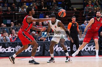 2024-10-17 - Armoni Brooks (EA7 Emporio Armani Olimpia Milano) & Sylvain Francisco (Zalgiris Kaunas) - EA7 EMPORIO ARMANI MILANO VS ZALGIRIS KAUNAS - EUROLEAGUE - BASKETBALL