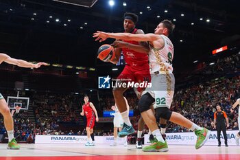 2024-10-17 - Zack LeDay (EA7 Emporio Armani Olimpia Milano) thwarted by Edgaras Ulanovas (Zalgiris Kaunas) - EA7 EMPORIO ARMANI MILANO VS ZALGIRIS KAUNAS - EUROLEAGUE - BASKETBALL