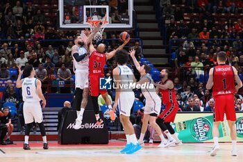 2024-10-24 - Shavon Shields (EA7 Emporio Armani Olimpia Milano) thwarted by Vincent Poirier (Anadolu Efes Istanbul) - EA7 EMPORIO ARMANI MILANO VS ANADOLU EFES ISTANBUL - EUROLEAGUE - BASKETBALL