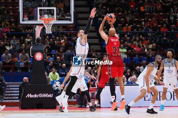 2024-10-24 - Shavon Shields (EA7 Emporio Armani Olimpia Milano) 3 points shoot - EA7 EMPORIO ARMANI MILANO VS ANADOLU EFES ISTANBUL - EUROLEAGUE - BASKETBALL