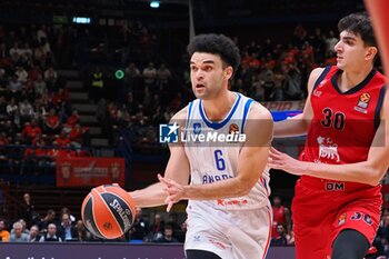 2024-10-24 - Elijah Bryant (Anadolu Efes Istanbul) & Guglielmo Caruso (EA7 Emporio Armani Olimpia Milano) - EA7 EMPORIO ARMANI MILANO VS ANADOLU EFES ISTANBUL - EUROLEAGUE - BASKETBALL