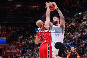 2024-10-24 - Vincent Poirier (Anadolu Efes Istanbul) & Shavon Shields (EA7 Emporio Armani Olimpia Milano) - EA7 EMPORIO ARMANI MILANO VS ANADOLU EFES ISTANBUL - EUROLEAGUE - BASKETBALL