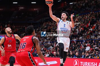 2024-10-24 - Elijah Bryant (Anadolu Efes Istanbul) & Zack LeDay (EA7 Emporio Armani Olimpia Milano) - EA7 EMPORIO ARMANI MILANO VS ANADOLU EFES ISTANBUL - EUROLEAGUE - BASKETBALL