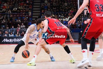 2024-10-24 - Shane Larkin (Anadolu Efes Istanbul) & Leandro Bolmaro (EA7 Emporio Armani Olimpia Milano) - EA7 EMPORIO ARMANI MILANO VS ANADOLU EFES ISTANBUL - EUROLEAGUE - BASKETBALL