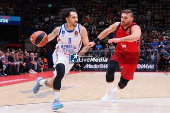 2024-10-24 - Shane Larkin (Anadolu Efes Istanbul) & Stefano Tonut (EA7 Emporio Armani Olimpia Milano) - EA7 EMPORIO ARMANI MILANO VS ANADOLU EFES ISTANBUL - EUROLEAGUE - BASKETBALL