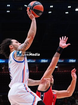 2024-10-24 - Shane Larkin (Anadolu Efes Istanbul) - EA7 EMPORIO ARMANI MILANO VS ANADOLU EFES ISTANBUL - EUROLEAGUE - BASKETBALL