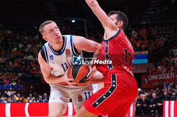 2024-10-24 - Roland Smit (Anadolu Efes Istanbul) & Giampaolo Ricci (EA7 Emporio Armani Olimpia Milano) - EA7 EMPORIO ARMANI MILANO VS ANADOLU EFES ISTANBUL - EUROLEAGUE - BASKETBALL