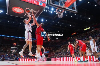 2024-10-24 - Roland Smit (Anadolu Efes Istanbul) & Giampaolo Ricci (EA7 Emporio Armani Olimpia Milano) - EA7 EMPORIO ARMANI MILANO VS ANADOLU EFES ISTANBUL - EUROLEAGUE - BASKETBALL