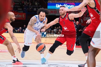 2024-10-24 - Shane Larkin (Anadolu Efes Istanbul) & Stefano Tonut (EA7 Emporio Armani Olimpia Milano) - EA7 EMPORIO ARMANI MILANO VS ANADOLU EFES ISTANBUL - EUROLEAGUE - BASKETBALL