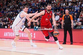 2024-10-24 - Nikola Mirotic (EA7 Emporio Armani Olimpia Milano) & Ercan Osmani (Anadolu Efes Istanbul) - EA7 EMPORIO ARMANI MILANO VS ANADOLU EFES ISTANBUL - EUROLEAGUE - BASKETBALL