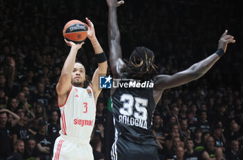 2024-10-29 - Carsen Edwards (Bayern) in action thwarted by \335\during the basketball Turkish Airlines Euroleague match between Virtus Segafredo Bologna and Bayern Monaco at the Unipol Arena, Casalecchio (Bologna), Italy, October 29, 2024 - photo: Michele Nucci - SEGAFREDO VIRTUS BOLOGNA VS BAYERN MUNICH - EUROLEAGUE - BASKETBALL