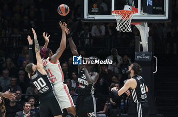 2024-10-29 - Devin Booker (Bayern) in action thwarted by Momo Diouf (Virtus Bologna) during the basketball Turkish Airlines Euroleague match between Virtus Segafredo Bologna and Bayern Monaco at the Unipol Arena, Casalecchio (Bologna), Italy, October 29, 2024 - photo: Michele Nucci - SEGAFREDO VIRTUS BOLOGNA VS BAYERN MUNICH - EUROLEAGUE - BASKETBALL