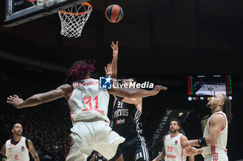 2024-10-29 - Tornike Shengelia (Virtus Bologna) in action thwarted by Devin Booker (Bayern) during the basketball Turkish Airlines Euroleague match between Virtus Segafredo Bologna and Bayern Monaco at the Unipol Arena, Casalecchio (Bologna), Italy, October 29, 2024 - photo: Michele Nucci - SEGAFREDO VIRTUS BOLOGNA VS BAYERN MUNICH - EUROLEAGUE - BASKETBALL