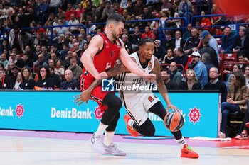 2024-10-31 - Will Clyburn (Virtus Segafredo Bologna) thwarted by Giampaolo Ricci (EA7 Emporio Armani Olimpia Milano) - EA7 EMPORIO ARMANI MILANO VS SEGAFREDO VIRTUS BOLOGNA - EUROLEAGUE - BASKETBALL