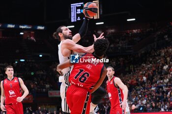 2024-10-31 - Tornike Shengelia (Virtus Segafredo Bologna) thwarted by Zack LeDay (EA7 Emporio Armani Olimpia Milano) - EA7 EMPORIO ARMANI MILANO VS SEGAFREDO VIRTUS BOLOGNA - EUROLEAGUE - BASKETBALL