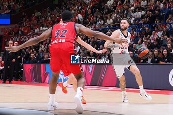 2024-10-31 - Isaia Cordinier (Virtus Segafredo Bologna) & Josh Nebo (EA7 Emporio Armani Olimpia Milano) - EA7 EMPORIO ARMANI MILANO VS SEGAFREDO VIRTUS BOLOGNA - EUROLEAGUE - BASKETBALL