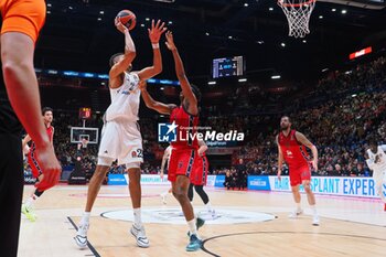 2024-11-07 - Walter Tavares (Real Madrid) Zack LeDay (EA7 Emporio Armani Olimpia Milano) - EA7 EMPORIO ARMANI MILANO VS REAL MADRID - EUROLEAGUE - BASKETBALL