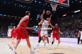 2024-11-07 - Walter Tavares (Real Madrid) & Leandro Bolmaro (EA7 Emporio Armani Olimpia Milano) - EA7 EMPORIO ARMANI MILANO VS REAL MADRID - EUROLEAGUE - BASKETBALL