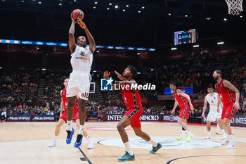 2024-11-07 - Serge Ibaka (Real Madrid) & Zack LeDay (EA7 Emporio Armani Olimpia Milano) - EA7 EMPORIO ARMANI MILANO VS REAL MADRID - EUROLEAGUE - BASKETBALL