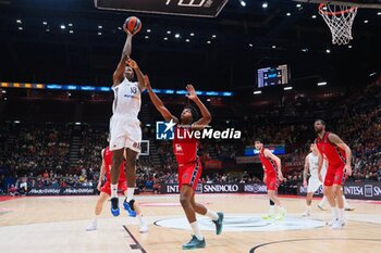 2024-11-07 - Serge Ibaka (Real Madrid) & Zack LeDay (EA7 Emporio Armani Olimpia Milano) - EA7 EMPORIO ARMANI MILANO VS REAL MADRID - EUROLEAGUE - BASKETBALL