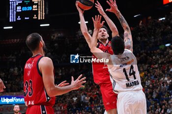 2024-11-07 - Leandro Bolmaro (EA7 Emporio Armani Olimpia Milano) & Gabriel Deck (Real Madrid) - EA7 EMPORIO ARMANI MILANO VS REAL MADRID - EUROLEAGUE - BASKETBALL