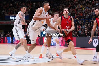 2024-11-07 - Fabien Causeur (EA7 Emporio Armani Olimpia Milano) & Walter Tavares (Real Madrid) - EA7 EMPORIO ARMANI MILANO VS REAL MADRID - EUROLEAGUE - BASKETBALL